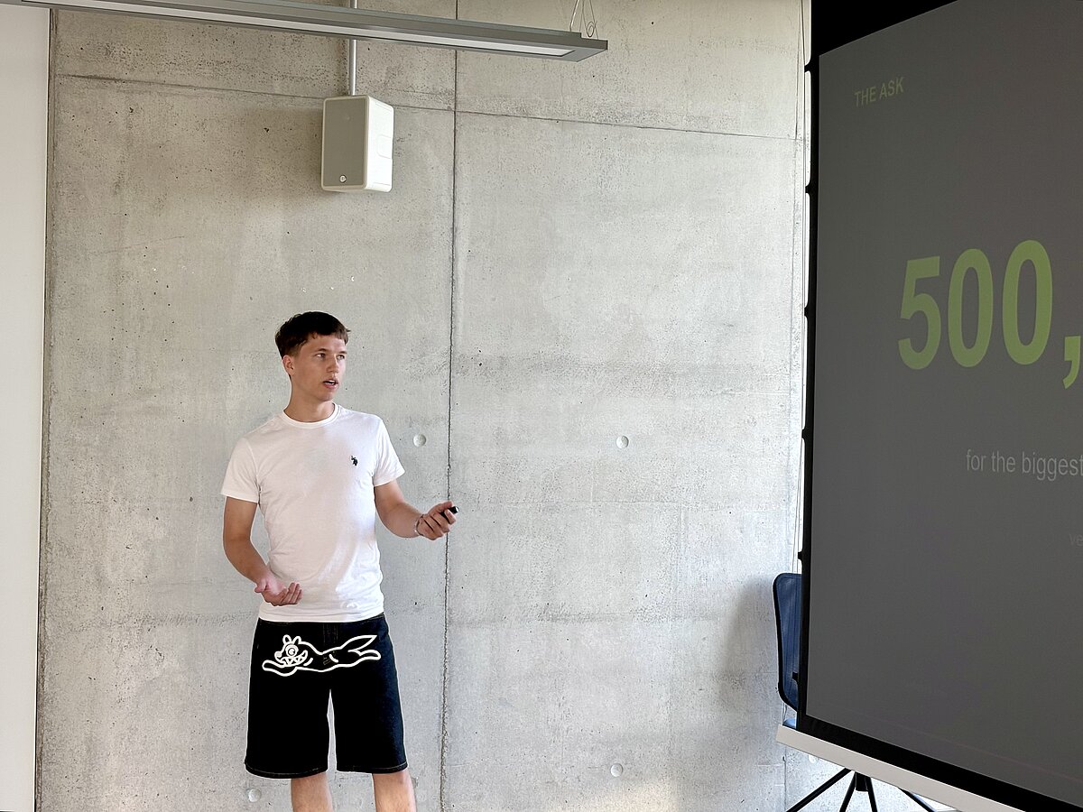 Studentu komandas prezentē inovāciju ideju attīstības progresu programmā "No idejas līdz Kembridžai"
