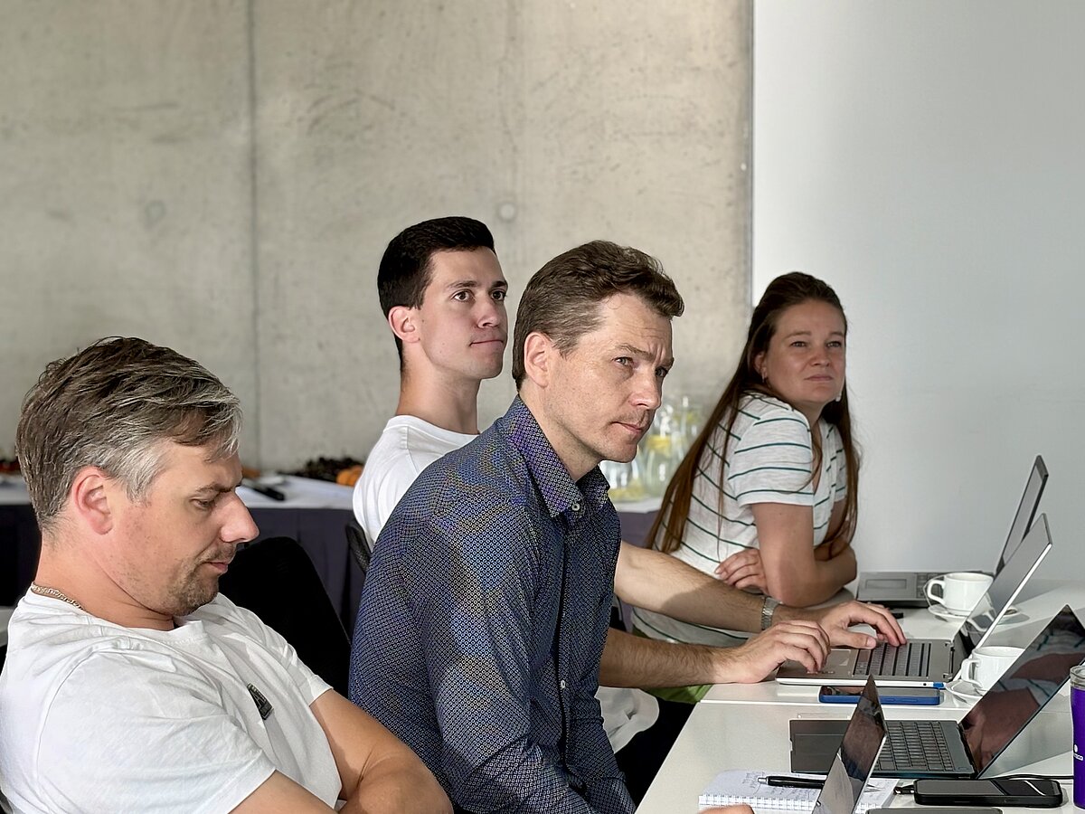 Studentu komandas prezentē inovāciju ideju attīstības progresu programmā "No idejas līdz Kembridžai"