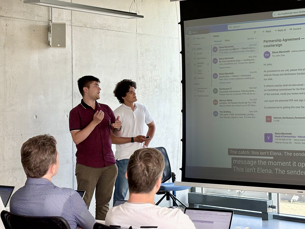 Studentu komandas prezentē inovāciju ideju attīstības progresu programmā "No idejas līdz Kembridžai"