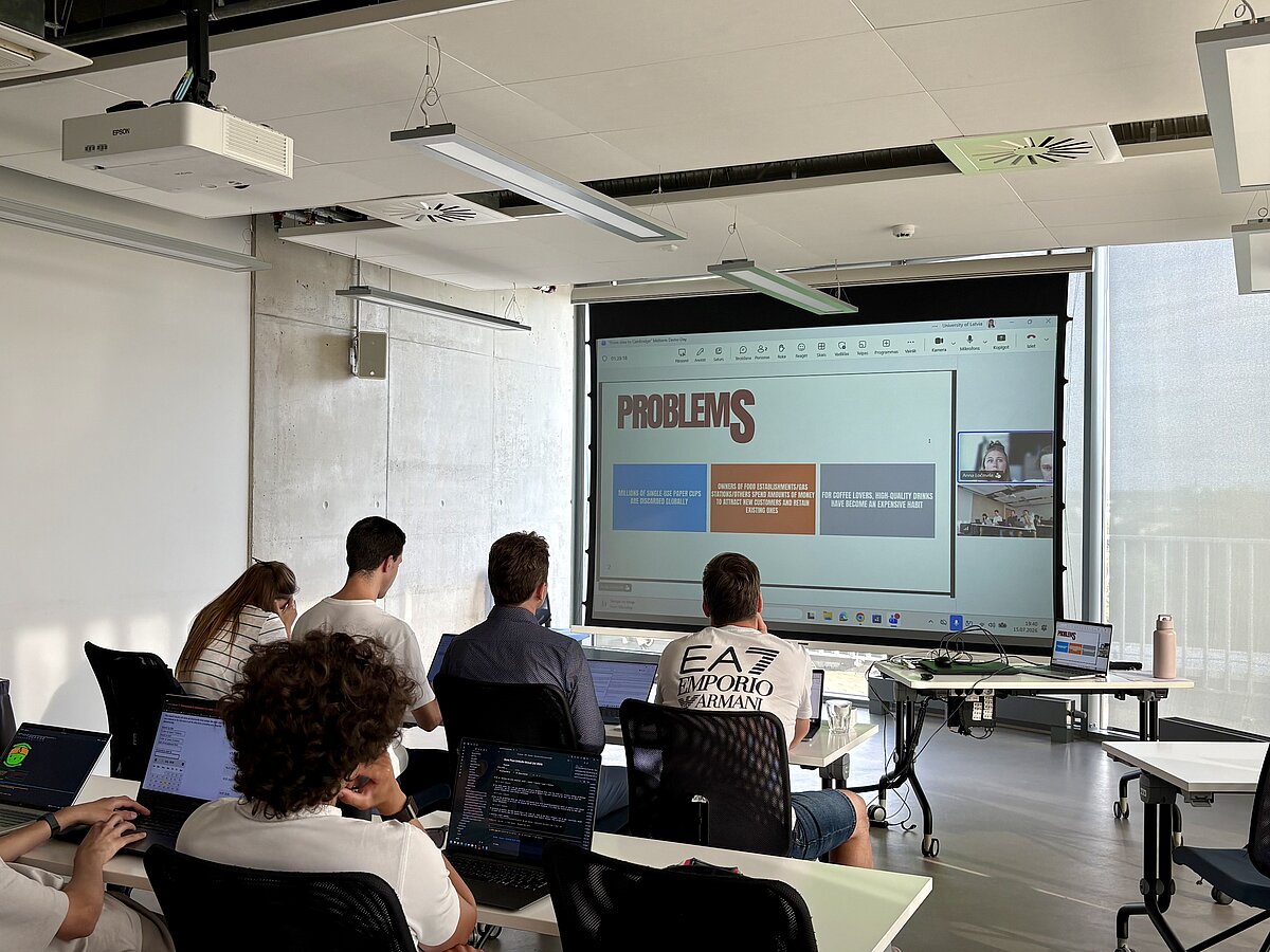 Studentu komandas prezentē inovāciju ideju attīstības progresu programmā "No idejas līdz Kembridžai"