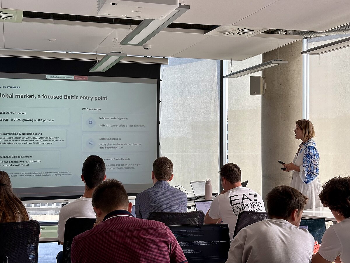 Studentu komandas prezentē inovāciju ideju attīstības progresu programmā "No idejas līdz Kembridžai"