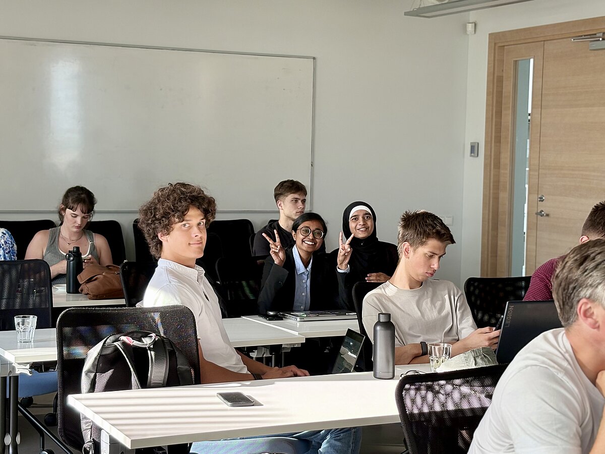Studentu komandas prezentē inovāciju ideju attīstības progresu programmā "No idejas līdz Kembridžai"