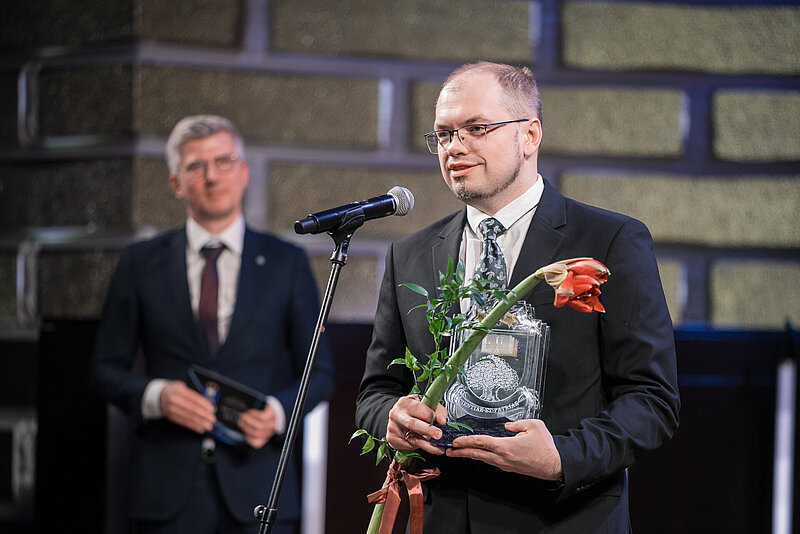 Pētnieks Artis Kinēns par darbu “BioPhoT” projektā FRESHWAVE saņem LU Izcilības balvu